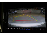 バックカメラ装備。運転席からは死角になる場所をカメラが補完しますので安全です。また、ガイド線が曲がる方向に動くタイプなので、初めての駐車場に止めるときや縦列駐車などの時に便利です。
