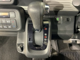 自然に手が届く距離に配置されたシフトレバー。