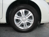 デザインの良い純正フルホイールカバー、タイヤサイズは185/70R14になります