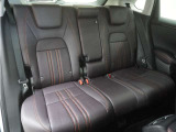 座面も大きく、足元スペースも広いのでゆったりと座れる2列目です。