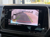 ガイドライン付きバックカメラで安全な駐車をサポートします。