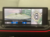 バックギアに入れますとご覧のような画像に自動的に切り替わります。車庫入れ時に役立ちます。
