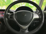 手元にオーディオ操作用のスイッチが備わり、運転姿勢を保ちながら音量などを調整できます。握りやすい形状で、日々の運転時にも扱いやすさに配慮された装備です。