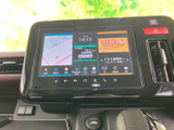 ナビゲーションやオーディオなどの情報をひとつの画面で確認でき、目的地の設定から音楽選びまで、日々の移動に役立つ機能をまとめて使える便利な装備です。