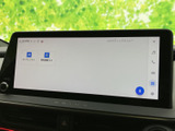 中央の大画面にメニューが表示され、画面右側には音楽や通話などのアイコンを配置。必要な項目を視認しやすく、日常の移動中も使いたい機能を選びやすい構成です。