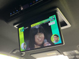 天井に備わるモニターで映像を楽しめるため、停車中の待ち時間にも活用できます。後席から画面を確認しやすい位置にあり、家族でのお出かけや休憩時に便利な装備です。