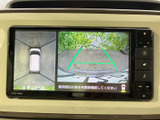 後方の映像に加え、車両周辺を上から見た表示も確認できます。ガイド線が駐車時の目安になり、周囲の状況を画面で確かめながら、落ち着いて後退操作を行う際に役立ちます。