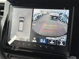 後方の映像に加えて車両周辺を俯瞰した表示もあり、駐車時の状況確認をサポートします。目安となるガイド線も表示されるため、限られたスペースへの駐車や後退時に役立ちます。