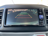 後方の様子を画面で確認でき、駐車時や後退時の安全確認をサポートします。目安となるガイド線も表示されるため、周囲に気を配りながら操作しやすい装備です。