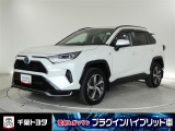 厳選されたトヨタ認定中古車のRAV4 PHEVです。ご家庭や充電設備で充電ができてガソリンでも電気でも走行できます。低燃費で環境にもやさしいプラグインハイブリッド車です。