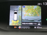 車両周辺の映像と上から見た表示を組み合わせ、駐車時に周囲の状況を確認するのに役立ちます。ガイド表示も備わり、駐車スペースへの出し入れをサポートしてくれる便利な装備です。
