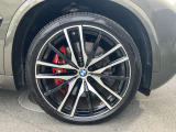 【BMWアロイホイール】軽量かつ強度に拘ったアロイホイール。走行性能ポテンシャルを引き出す設計。タイヤのサイドウォールが強化されたランフラットタイヤは、パンク時にタイヤがつぶれてもリムから外れません。