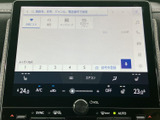 画面上でナビの検索やお気に入り登録ができ、エアコンの設定もひと目で確認できます。日常の移動に必要な情報をまとめて扱える、使い勝手のよい装備です。