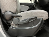 運転席はシートリフター付きで運転しやすいポジションを設定できます♪