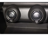 【USB端子】専用ケーブルを使用して対応デバイスを接続すると保存した音楽データなどを再生できます。