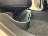 後部座席足元には濡れても簡単にお手入れできるトレーがございますので、傘などの長いものを置いておくのにも便利です!