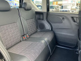 後席は左右にヘッドレストを備え、座面と背もたれに模様が入った落ち着いた空間です。足元にもゆとりがあり、同乗者がくつろいで過ごしやすい印象です。