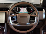 RANGEROVERのエレガントなステアリングはソフトレザーの握り心地の良いレザーを使用しています。