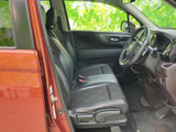 運転席と助手席には、ゆったり座れる前席を備えています。ドアを開けると足元まで確認しやすく、乗り降りのしやすさにも配慮された室内空間です。