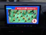 テレビ映像を表示できる画面を備えており、停車中の休憩時間などに番組や映像をお楽しみいただけます。画面が見やすい位置にあり、車内での待ち時間にも活用できます。
