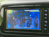テレビ番組を画面で視聴でき、停車中の待ち時間などに映像を楽しめます。番組情報や時刻も表示され、休憩中のひとときを過ごす際に便利な装備です。映像視聴は停車中にご利用ください。
