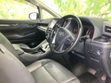 運転席まわりから前席まで見渡せる室内で、落ち着いた色合いが広がります。シートの座面や背もたれの形も分かりやすく、前席に座る方にもなじみやすい空間です。