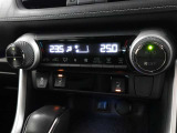 エアコンは運転席と助手席で異なる快適温度に設定できるデュアルオートエアコンです!