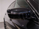 BMWのミラーは車種によって異なりますがレーンチェンジウォーニングが装備されております。詳しくは当店スタッフまでお問い合わせくださいませ。