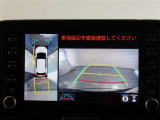 パノラミックビューモニター付きです。車両を上から見たような映像をディスプレイオーディオ画面に表示。運転席からの目視だけでは見にくい、車両周辺の状況をリアルタイムでしっかり確認できます。