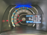 速度や燃料残量などの情報がまとまって表示され、運転中にも必要な項目を確認しやすいメーターです。中央のディスプレイも視認しやすく、日々の移動を支えるわかりやすい配置です。