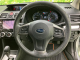 手元には複数のスイッチがまとまり、運転姿勢を大きく変えずに各種機能を扱えます。メーターやナビ画面との位置関係も分かりやすく、日常の運転を支える実用的な装備です。