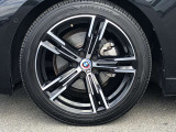 BMW純正アルミホイール。洗練されたデザインで、足元の個性を引き立てます。
