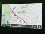 地図上に現在地や道路、周辺の施設名が表示され、目的地までの道順を確認する際に便利です。縮尺表示も備わり、広域と詳細を切り替えながら行き先を探せます。