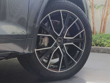 ●オシャレは足元からといいますが、車も同じく足元のエレガンスさで全体のイメージが変わります。