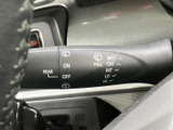 レバー上に操作位置が文字とマークで表示され、運転席から確認しやすい仕様です。前後のワイパーに関する表示もまとまり、天候に応じて使いやすくなっています。