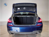 BMWではスペアタイヤが非搭載となるため、スペースは拡大されており、収納スペースとして利用可能。トランクの下にも収納スペースがあり、意外と役に立つスペースでございます。