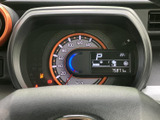 速度計とデジタル表示がひと目で確認でき、運転中に必要な情報を把握しやすいメーターまわりです。表示がまとまっているため、視線の移動を抑えやすくなっています。