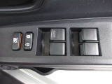 もちろん全席パワーウインドー付。運転席から操作できて便利です。