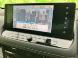 画面にはテレビ番組が表示され、停車中に映像やテレビを視聴できます。見やすい大画面で、休憩時間などに番組を楽しみたい方にうれしい装備です。ご利用方法も店頭でご案内します。