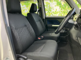 前席は視界が広く、運転席から周囲を確認しやすい室内です。落ち着いた色合いのシートとすっきりした足元で、毎日の移動もゆったり過ごせる空間にまとまっています。