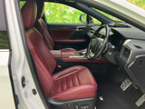 赤系のシートが目を引く前席は、座面と背もたれにゆとりを感じる形状。運転席まわりを見渡しやすく、乗り降りの際も室内の様子を確認しやすい空間です。