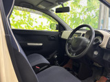 運転席まわりは窓から光が入り、前方や側方を見渡しやすい開放的な空間です。シートとドア内張りは落ち着いた色合いでまとめられ、日々の移動も過ごしやすい印象です。