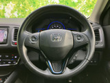 ステアリング周辺に操作部がまとまり、運転中も手元で確認しやすい配置です。視線の移動を抑えながら扱いやすく、日々の運転を支える実用的なコックピットです。