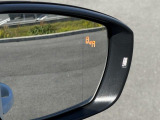 後側方の車両を検知してドライバーへ注意を促すレーンチェンジアシストを標準装備。