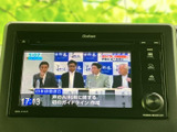 テレビ番組を画面で視聴でき、停車中の待ち時間も過ごしやすくなります。画面内には番組情報も表示され、映像や情報を楽しみたい方にうれしい装備です。
