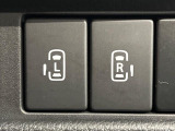 【両側パワースライドドア】スマートキーや運転席のスイッチで後席両側スライドドアの開閉が可能♪電動だから力を入れてドアを開ける必要が無く、小さなお子様でも簡単に開け閉めでき快適です♪