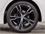 【BMWアロイホイル】軽量かつ強度に拘ったアロイホイル。走行性能ポテンシャルを引き出す設計。車の足元を引き締めてくれる大きなポイントはアロイホイルです。