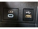 データ通信/給電用と、給電用(Type-C)のUSBポートも装備されています。車内にあると便利なアイテムですね! 充電中のスマホなどを置くのに便利な取り外し可能なトレイを備えています。