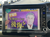 テレビ番組を画面に表示でき、停車中の待ち時間に映像を楽しめます。画面が見やすく、メニューや音量の操作部も備わっているため、停車時に扱いやすい装備です。