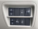 運転席にあるパワースライドドアスイッチを長押しすると、自動開閉ができます。運転席から開閉ができるので、車でお迎えに行った際使うと、すごく便利です!!パワースライドドアスイッチ(後席左)